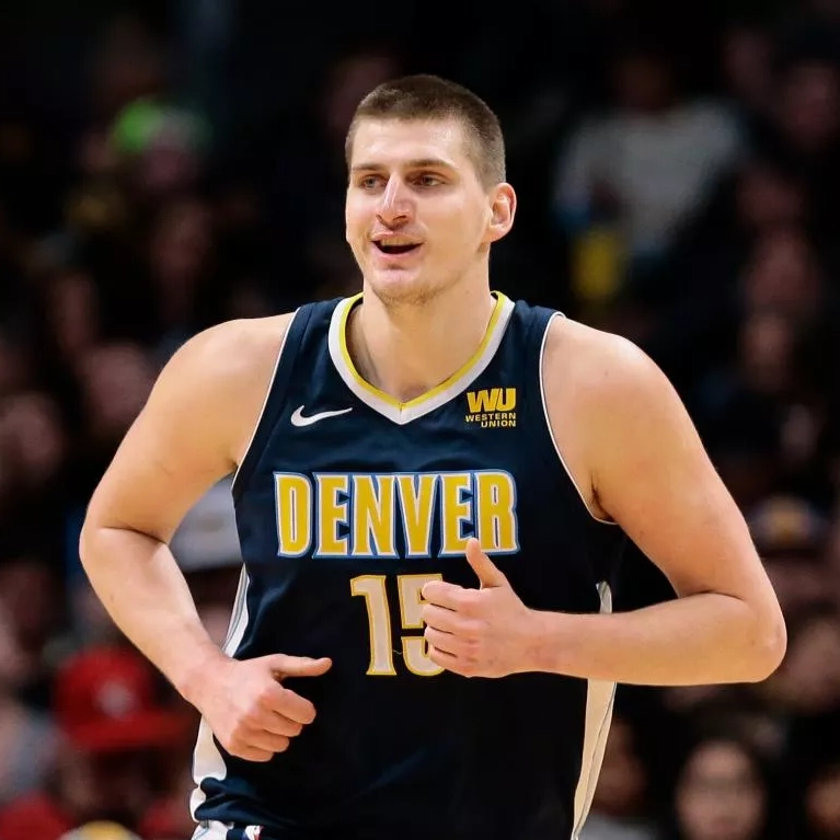Isang center mula sa Serbia na may pambihirang kakayahan sa pagpa-pass at natatanging istilo ng laro. Ang kasalukuyang Finals MVP na kumokontrol sa opensa ng Nuggets na parang isang maestro.