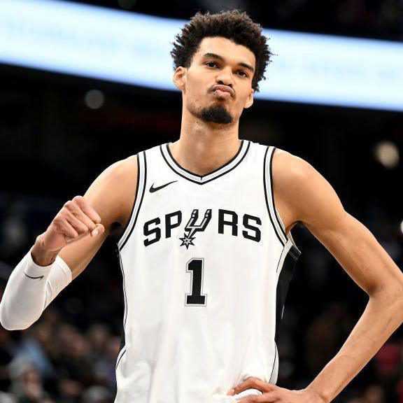 Si Victor Wembanyama ay isa sa pinaka-kapanapanabik na rookie sa NBA na agad nang naging ganap na lider ng kanyang koponan.