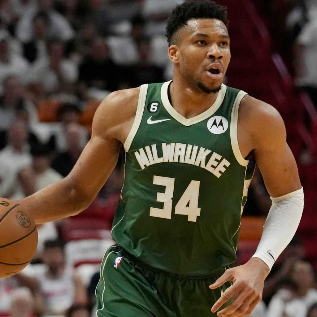 Si Giannis Antetokounmpo ay isang malakas na forward na determinadong muling manalo sa NBA.