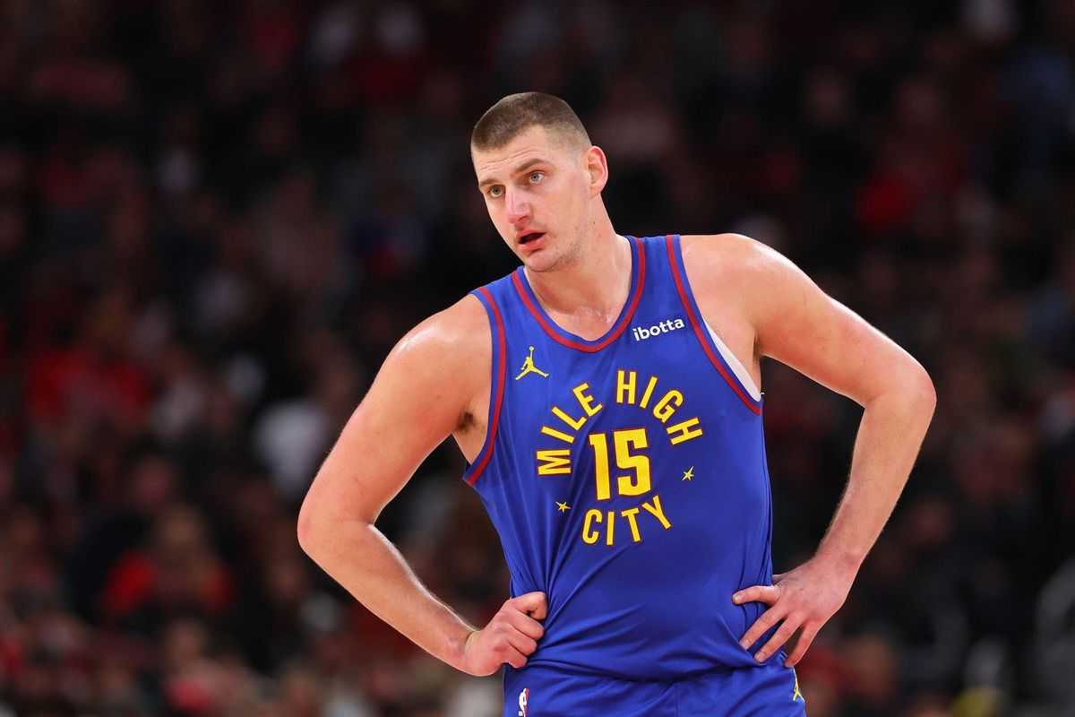 Ang pinakahuling performance ni Nikola Jokić, kasama ang kanyang panalo sa head-to-head match laban kay Shai Gilgeous-Alexander, ay nagtulak sa kanya sa tuktok ng Kia MVP Ladder. Ang kanyang kahusayan sa parehong opensa at depensa, at ang kakayahang mangibabaw sa mga bigating laban, ang naging pangunahing dahilan kung bakit siya ngayon ang nangunguna sa karera para sa MVP ng NBA 2024/2025.